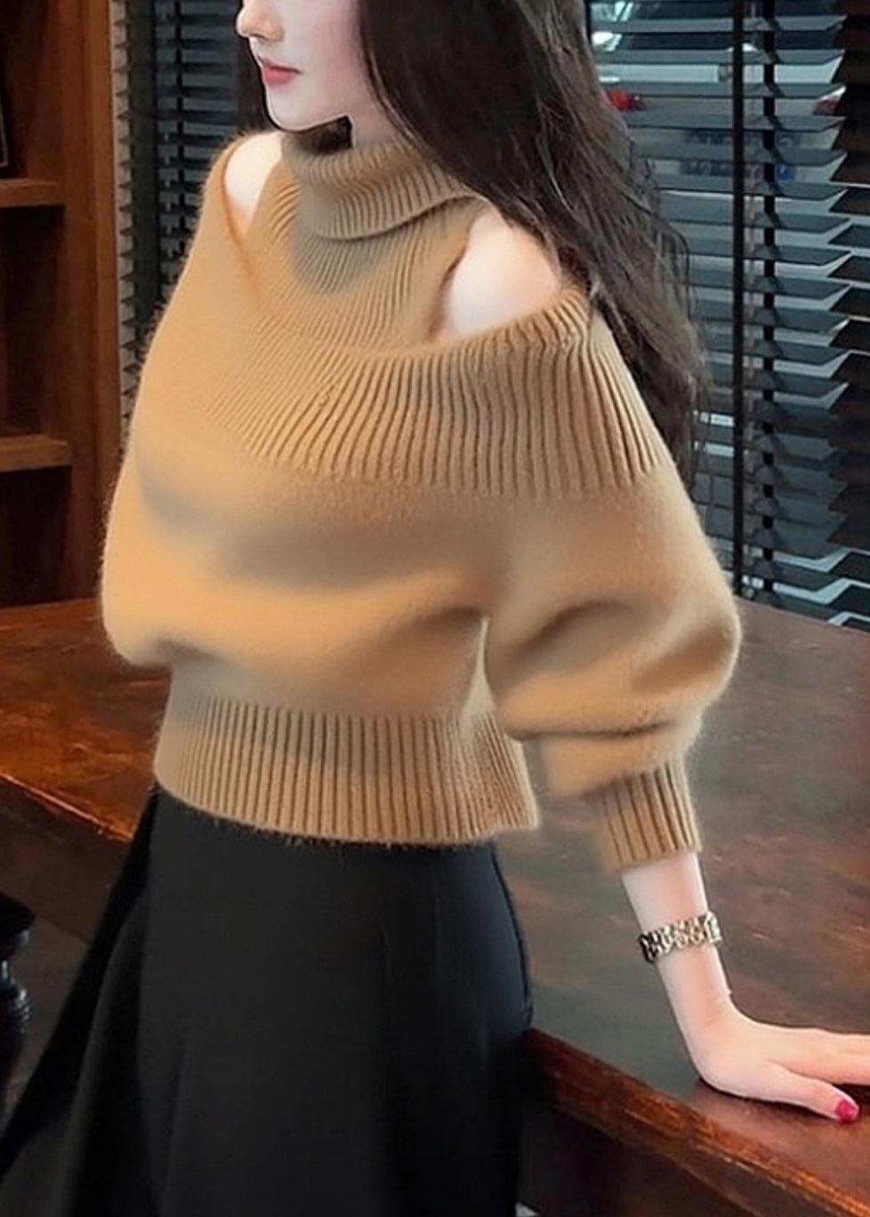 Suéter de punto sencillo con cuello alto y hombros descubiertos de color verde para invierno