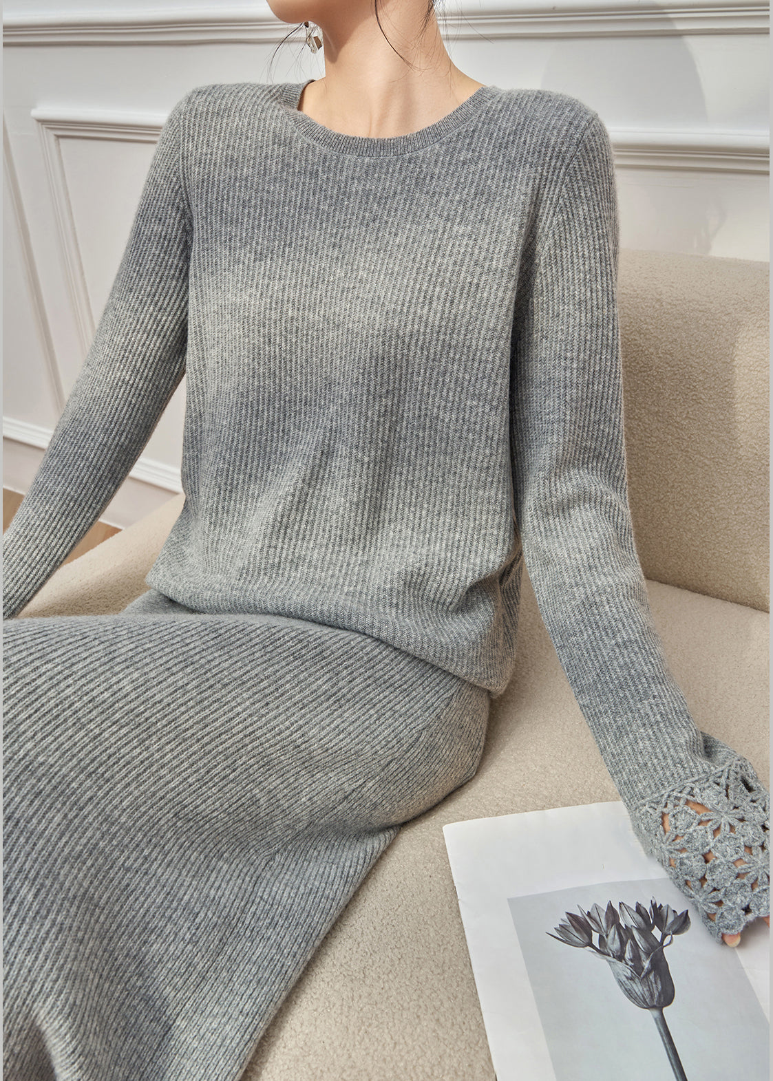 Einfaches graues Strickset mit Lochmuster: Pullover und Rock, zweiteilig, Winter