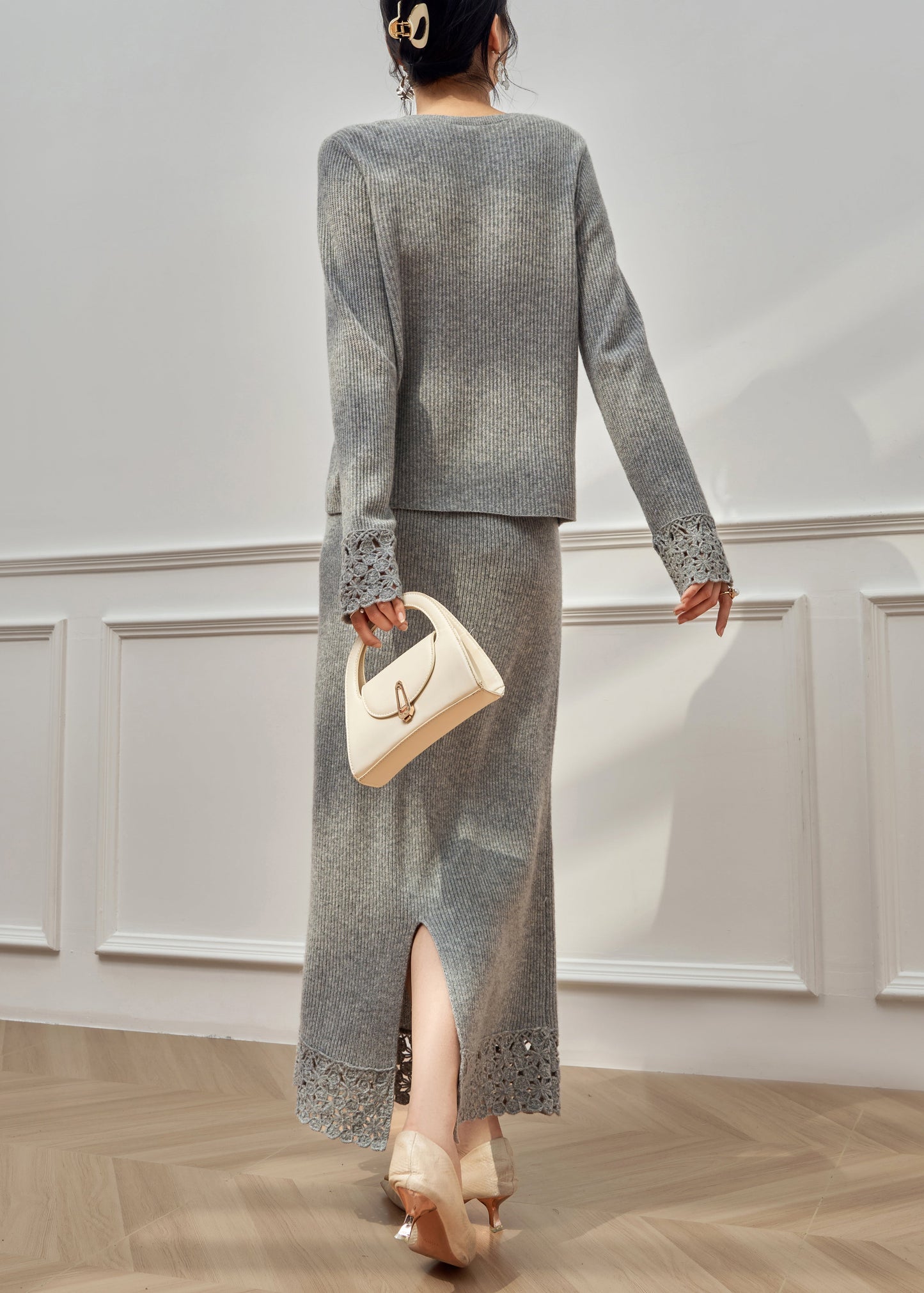 Einfaches graues Strickset mit Lochmuster: Pullover und Rock, zweiteilig, Winter