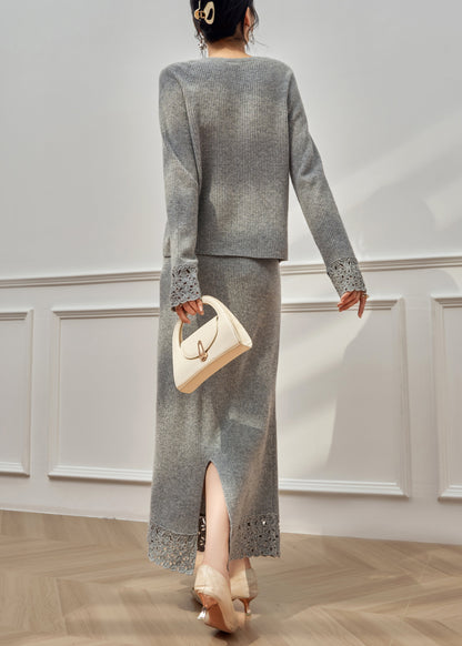 Einfaches graues Strickset mit Lochmuster: Pullover und Rock, zweiteilig, Winter