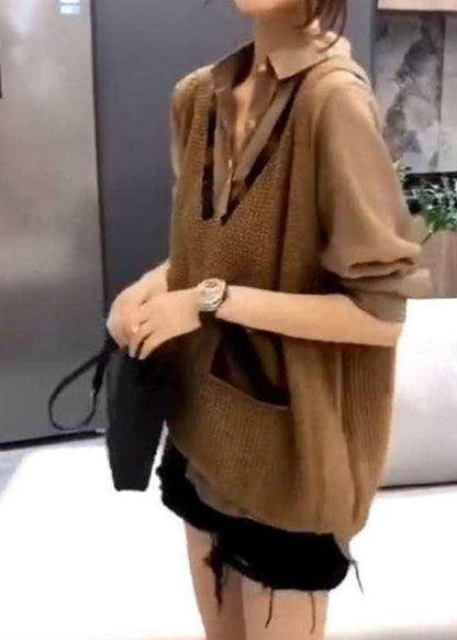 Einfache, lockere Strickweste mit V-Ausschnitt und Taschen in Khaki