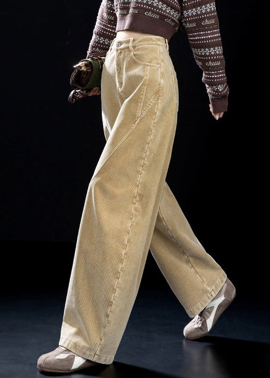 Einfache Khaki-Cordhose mit Taschen, hohem Bund und warmem Fleece-Unterteil für den Winter