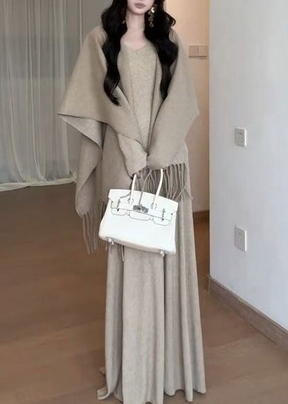 Einfache, khakifarbene, lange Strickkleider mit V-Ausschnitt und extra weitem Saum für den Frühling