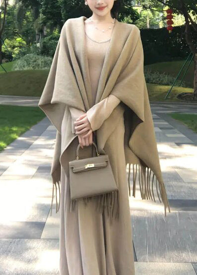 Einfache, khakifarbene, lange Strickkleider mit V-Ausschnitt und extra weitem Saum für den Frühling