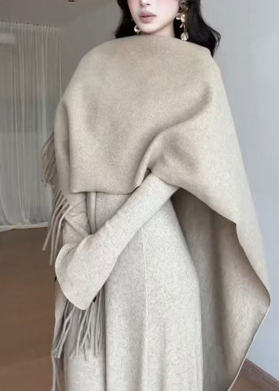 Einfache, khakifarbene, lange Strickkleider mit V-Ausschnitt und extra weitem Saum für den Frühling