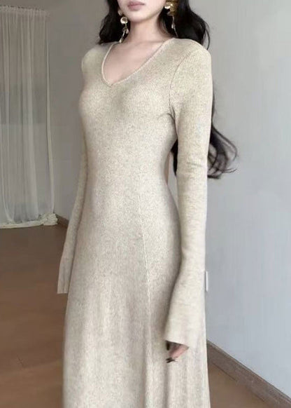 Einfache, khakifarbene, lange Strickkleider mit V-Ausschnitt und extra weitem Saum für den Frühling