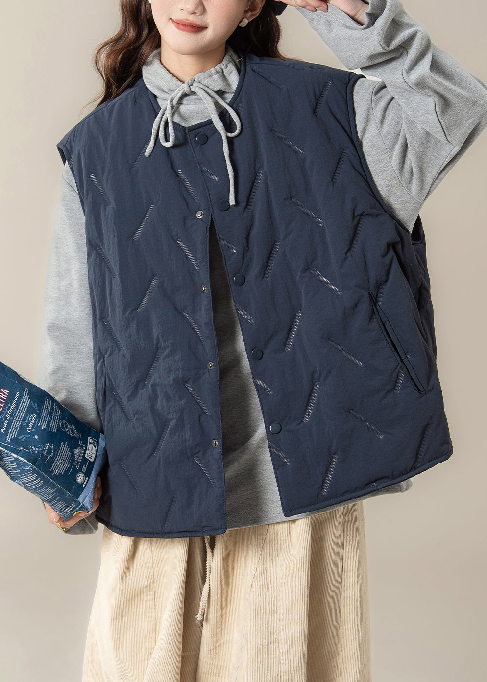 Schlichte, marineblaue, ärmellose Weste mit Knopftaschen und Baumwollfüllung, gefüttert mit Baumwolle, mit Knopfleiste.