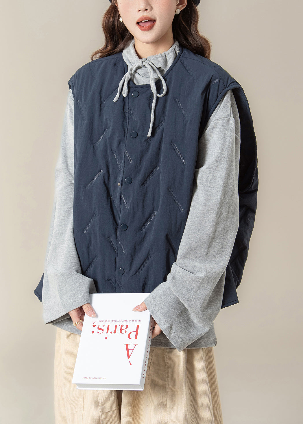 Schlichte, marineblaue, ärmellose Weste mit Knopftaschen und Baumwollfüllung, gefüttert mit Baumwolle, mit Knopfleiste.