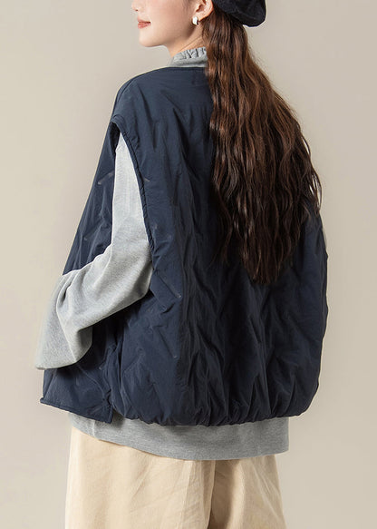 Schlichte, marineblaue, ärmellose Weste mit Knopftaschen und Baumwollfüllung, gefüttert mit Baumwolle, mit Knopfleiste.