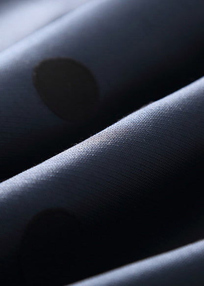 Einfaches, marineblaues, ärmelloses, langes Kleid mit Punkten und Reißverschluss