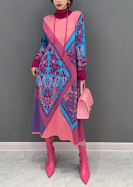 Einfaches rosa Strickkleid mit hohem Halsausschnitt und geometrischem Patchwork