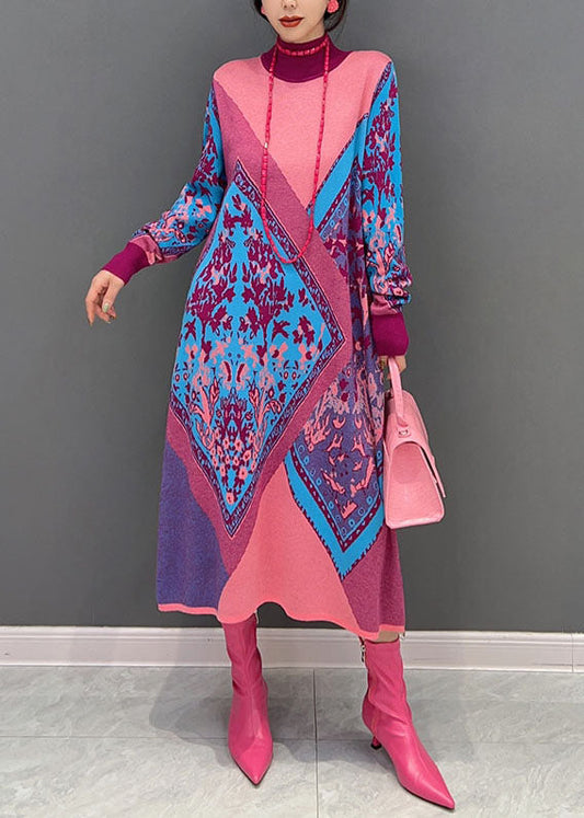 Einfaches rosa Strickkleid mit hohem Halsausschnitt und geometrischem Patchwork