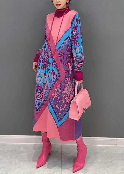 Einfaches rosa Strickkleid mit hohem Halsausschnitt und geometrischem Patchwork