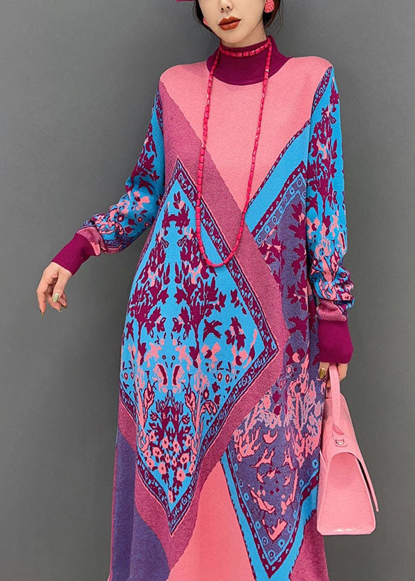 Einfaches rosa Strickkleid mit hohem Halsausschnitt und geometrischem Patchwork