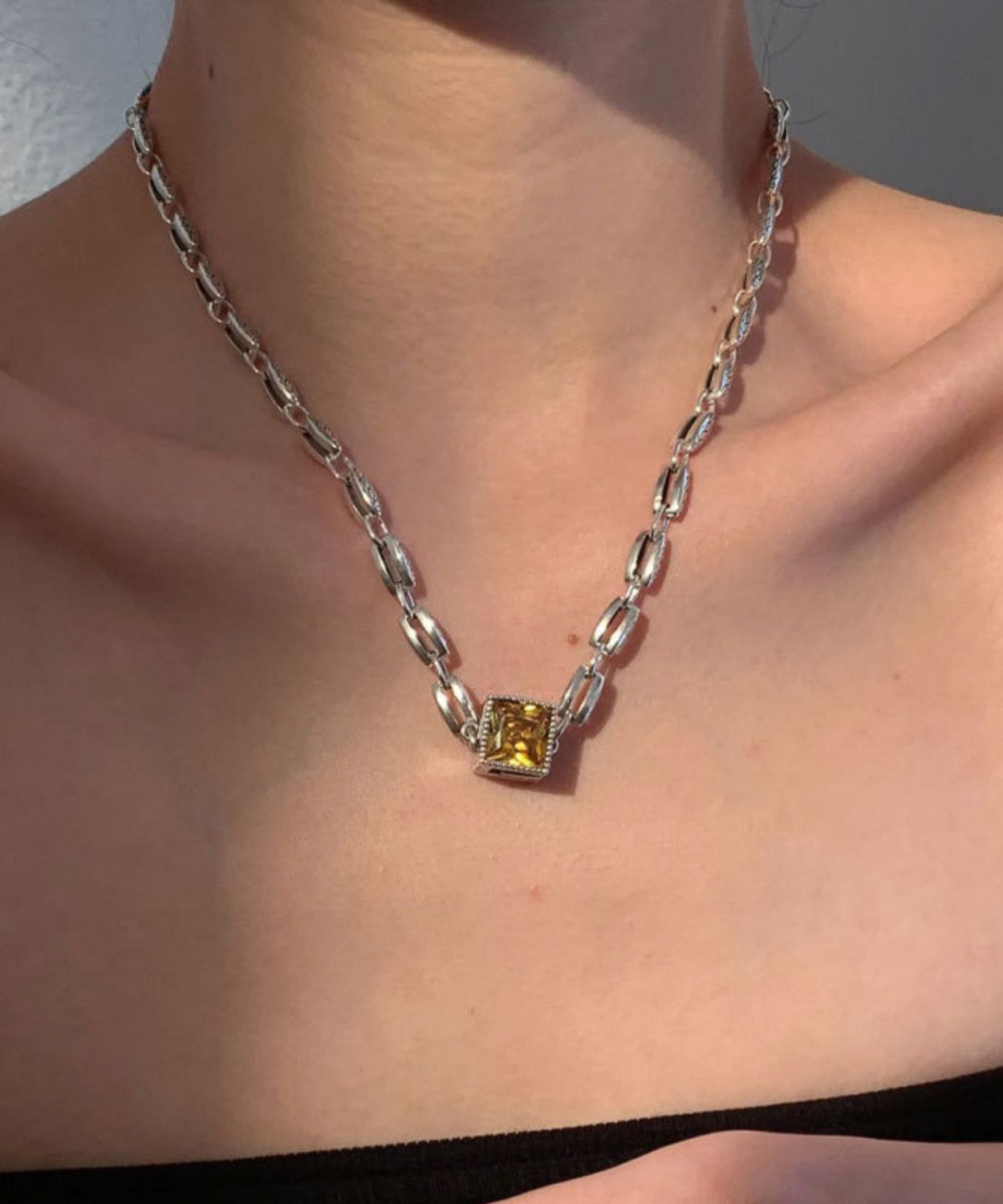 Collar sencillo con colgante de cristal morado en plata de ley