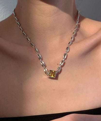 Collar sencillo con colgante de cristal morado en plata de ley