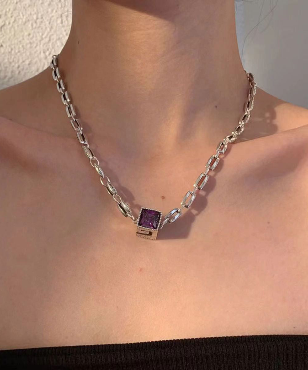 Collar sencillo con colgante de cristal morado en plata de ley