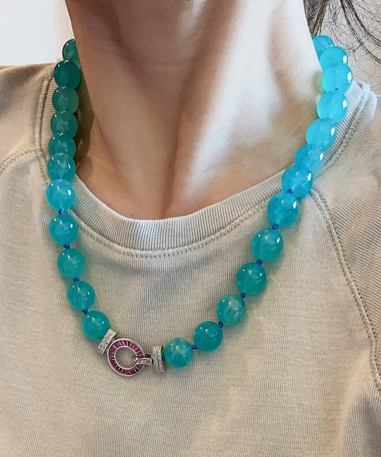 Schlichte Halskette mit roten Kristallperlen