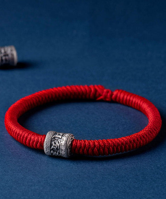 Einfaches rotes handgestricktes Eimerperlenarmband mit sechs Zeichen