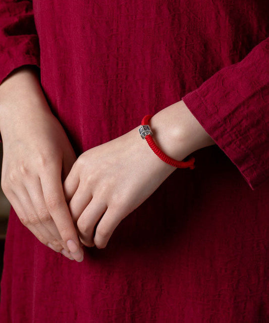 Einfaches rotes handgestricktes Eimerperlenarmband mit sechs Zeichen