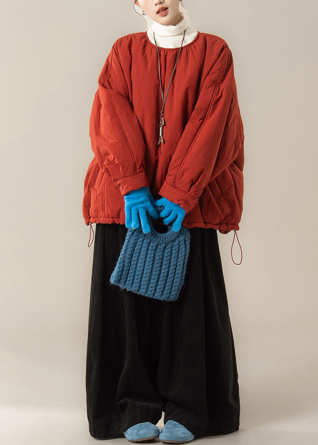 Einfaches rotes Zweiteiler-Set aus feinem Baumwollstoff mit Rundhalsausschnitt, bestehend aus Oberteil und Hose, für den Winter