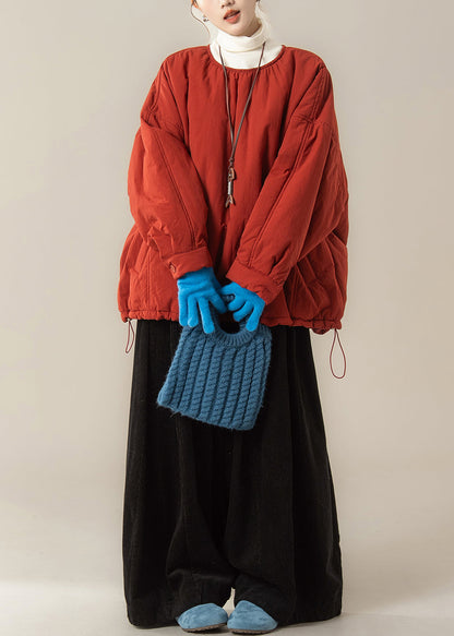 Einfaches rotes Zweiteiler-Set aus feinem Baumwollstoff mit Rundhalsausschnitt, bestehend aus Oberteil und Hose, für den Winter