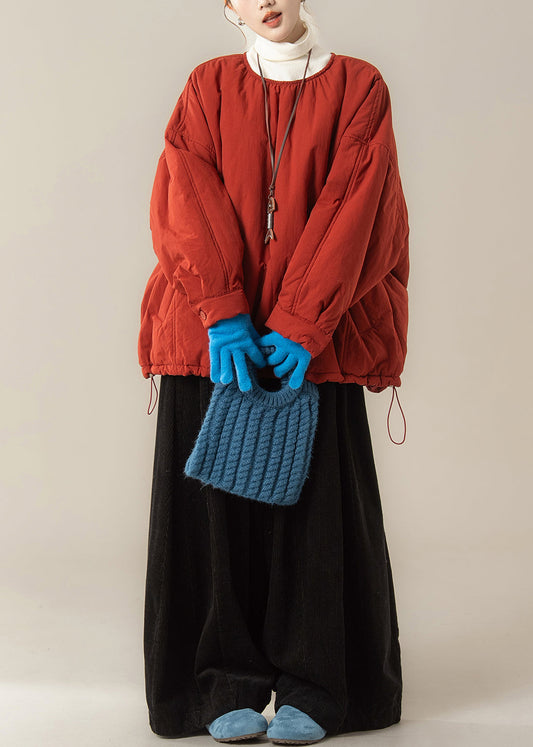 Einfaches rotes Zweiteiler-Set aus feinem Baumwollstoff mit Rundhalsausschnitt, bestehend aus Oberteil und Hose, für den Winter