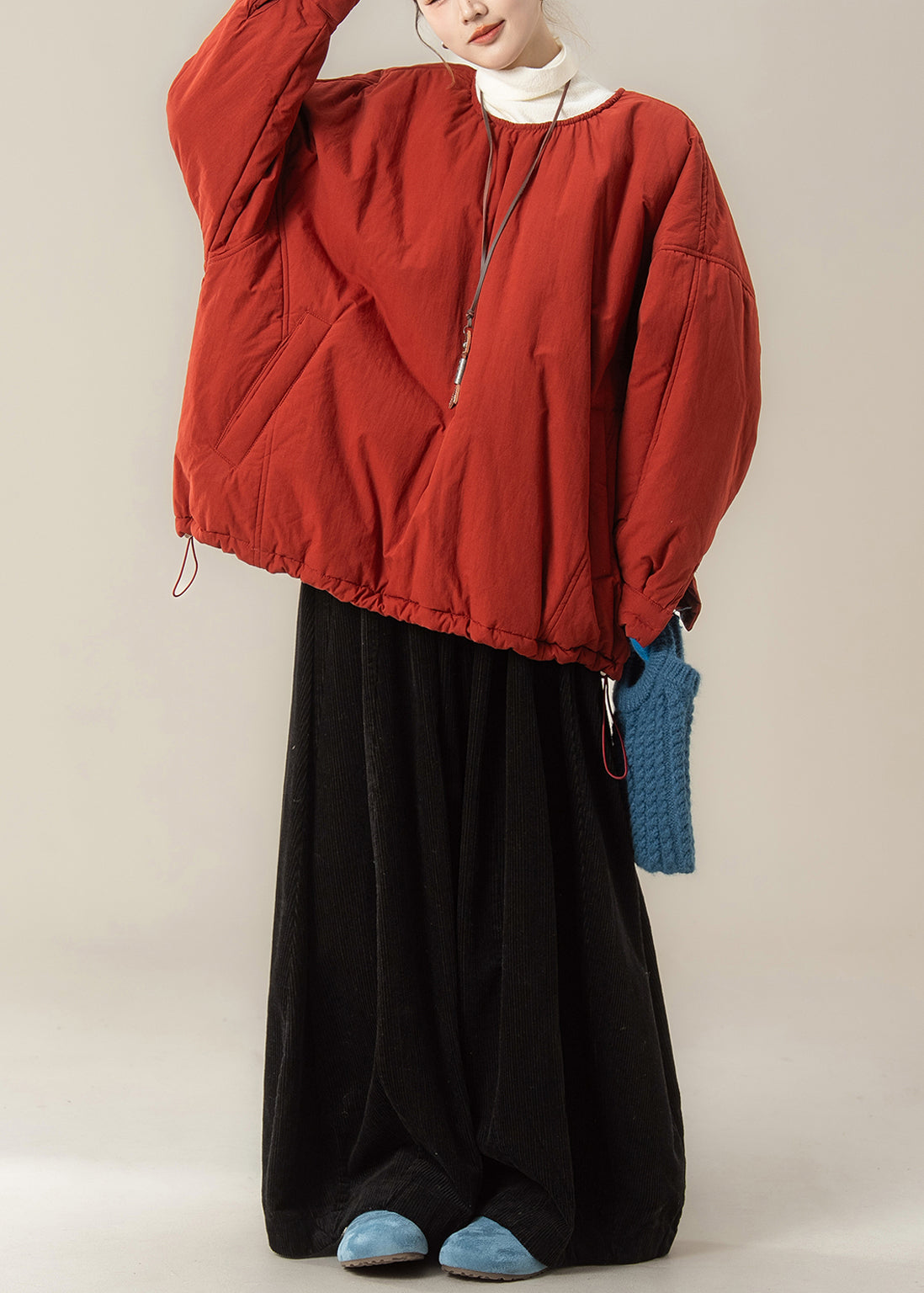 Einfaches rotes Zweiteiler-Set aus feinem Baumwollstoff mit Rundhalsausschnitt, bestehend aus Oberteil und Hose, für den Winter