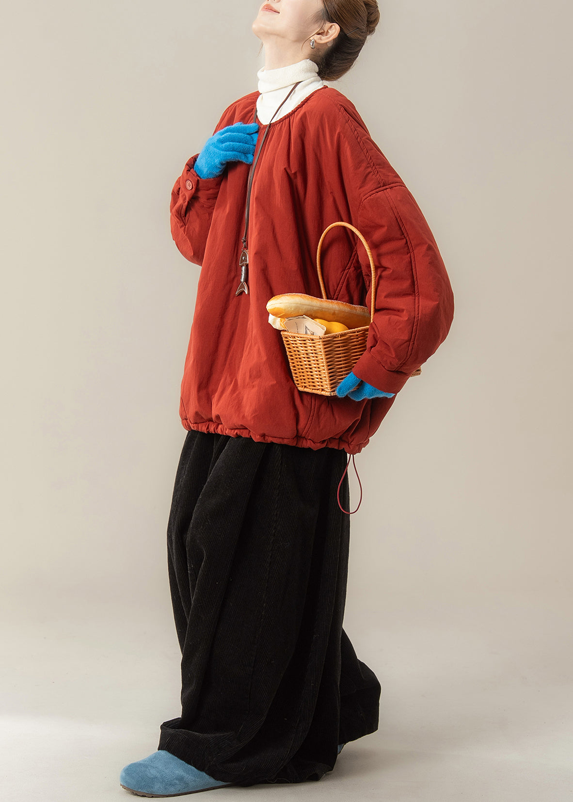 Einfaches rotes Zweiteiler-Set aus feinem Baumwollstoff mit Rundhalsausschnitt, bestehend aus Oberteil und Hose, für den Winter