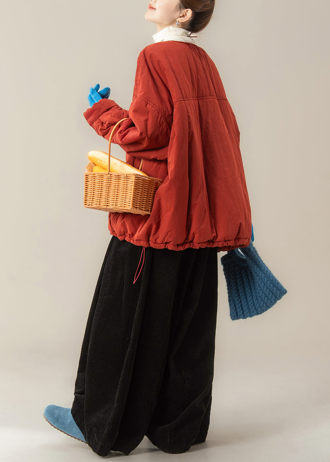 Einfaches rotes Zweiteiler-Set aus feinem Baumwollstoff mit Rundhalsausschnitt, bestehend aus Oberteil und Hose, für den Winter