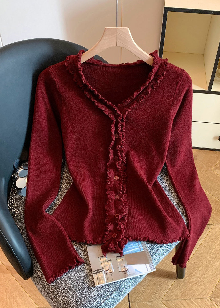 Einfacher roter Strickpullover mit V-Ausschnitt und Rüschen für den Herbst
