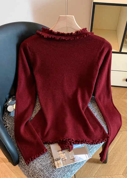 Einfacher roter Strickpullover mit V-Ausschnitt und Rüschen für den Herbst