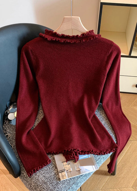 Einfacher roter Strickpullover mit V-Ausschnitt und Rüschen für den Herbst