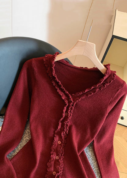 Einfacher roter Strickpullover mit V-Ausschnitt und Rüschen für den Herbst
