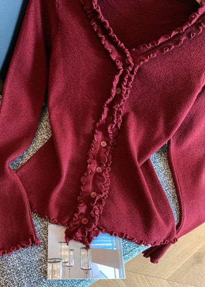 Einfacher roter Strickpullover mit V-Ausschnitt und Rüschen für den Herbst