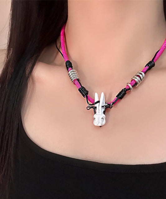 Einfache Halskette mit Anhänger aus Rosenlegierung mit handgestricktem kleinen Kaninchen