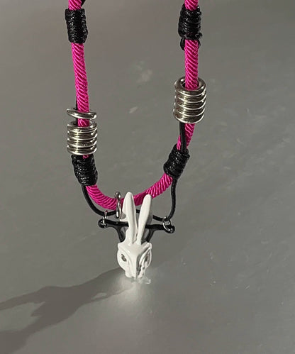 Collar con colgante de conejo pequeño tejido a mano de aleación de rosa simple