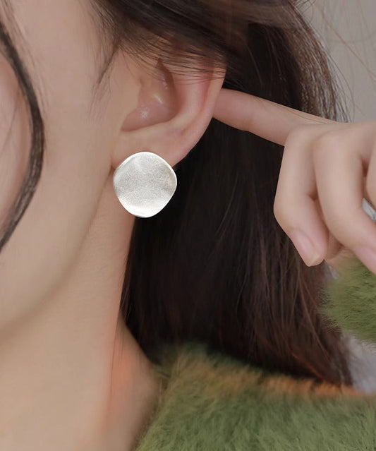 Pendientes sencillos de plata de ley esmerilada con diseño de seda