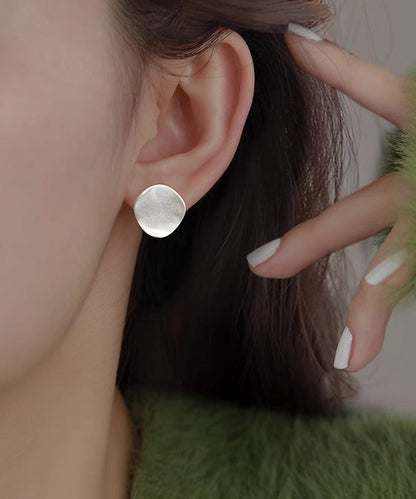 Schlichte Ohrstecker aus mattiertem Sterlingsilber mit Seidenmuster