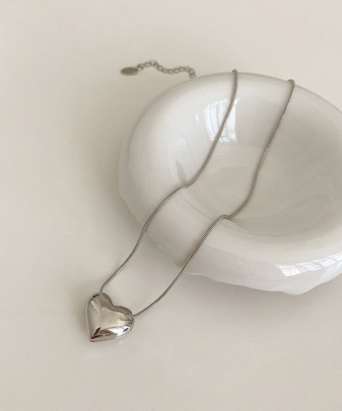 Schlichte Halskette aus herzförmigem Sterlingsilber mit Seidenanhänger