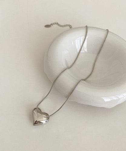 Schlichte Halskette aus herzförmigem Sterlingsilber mit Seidenanhänger