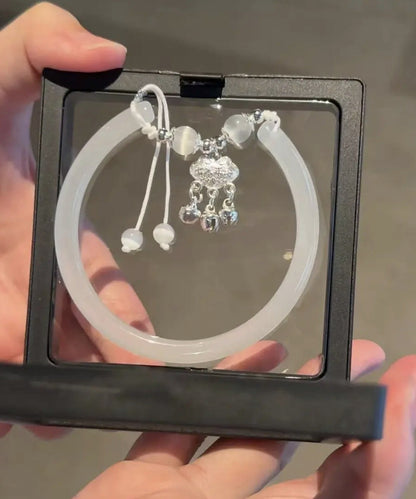 Pulsera sencilla de acrílico blanco con borla y cierre de seguridad