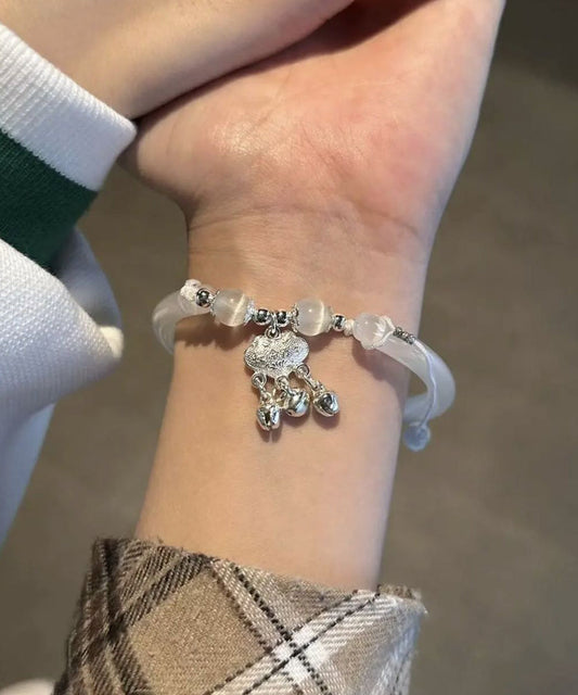 Schlichtes weißes Acryl-Armband mit Sicherheitsverschluss und Quaste