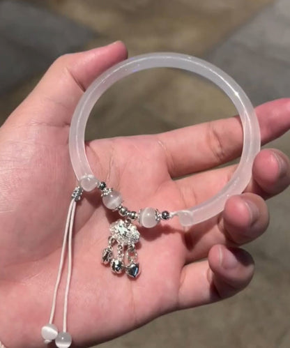 Pulsera sencilla de acrílico blanco con borla y cierre de seguridad