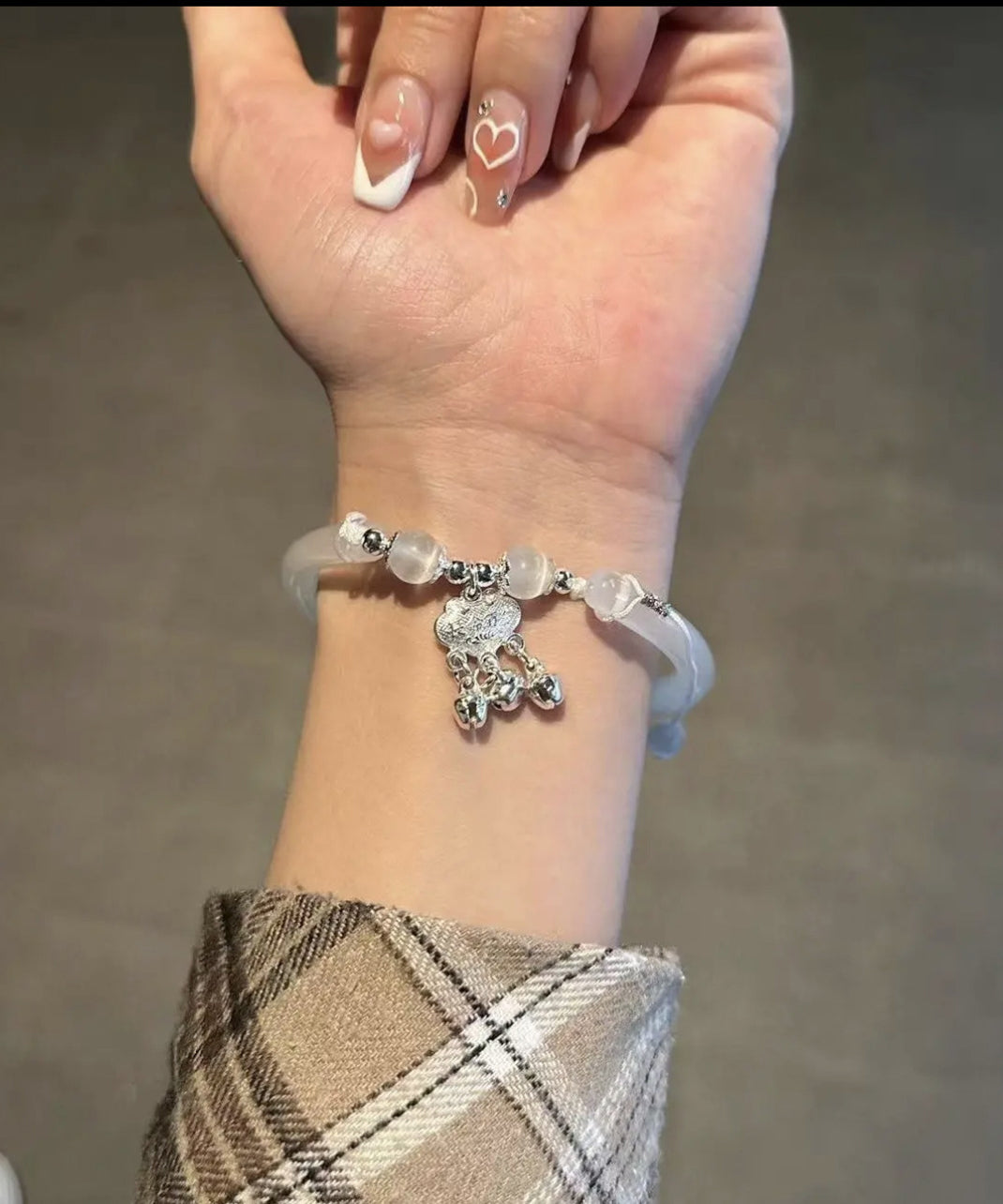 Pulsera sencilla de acrílico blanco con borla y cierre de seguridad