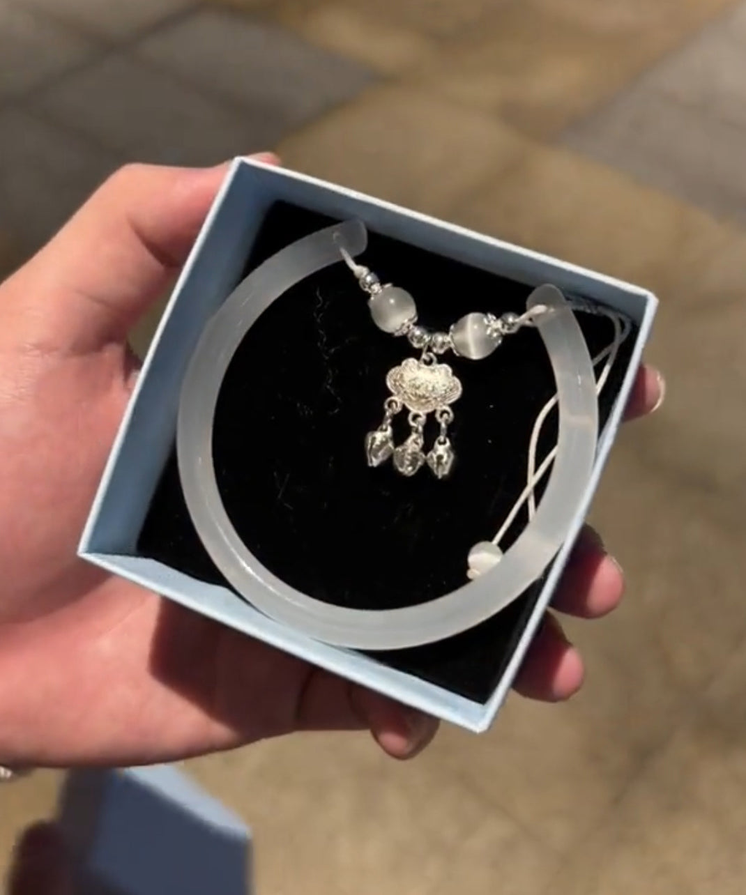 Pulsera sencilla de acrílico blanco con borla y cierre de seguridad