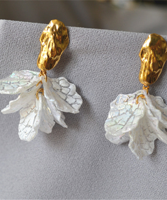 Schlichte weiße florale Ohrstecker aus Acryl in Silber