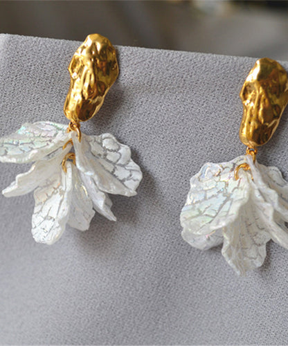 Schlichte weiße florale Ohrstecker aus Acryl in Silber