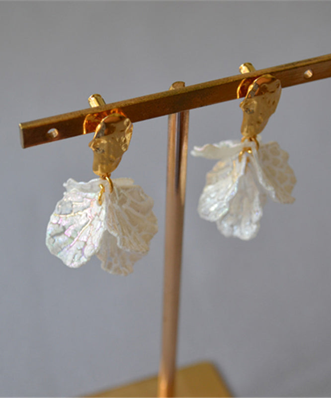 Schlichte weiße florale Ohrstecker aus Acryl in Silber