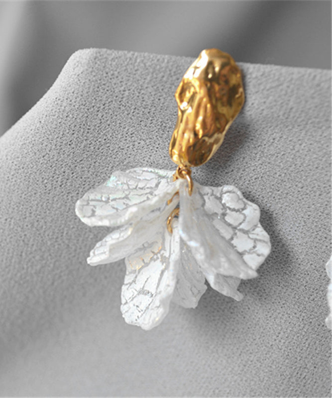 Schlichte weiße florale Ohrstecker aus Acryl in Silber